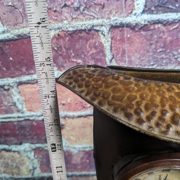 Cowgirl boot clock. Works. Battery opp metal body - Picture 4 of 8